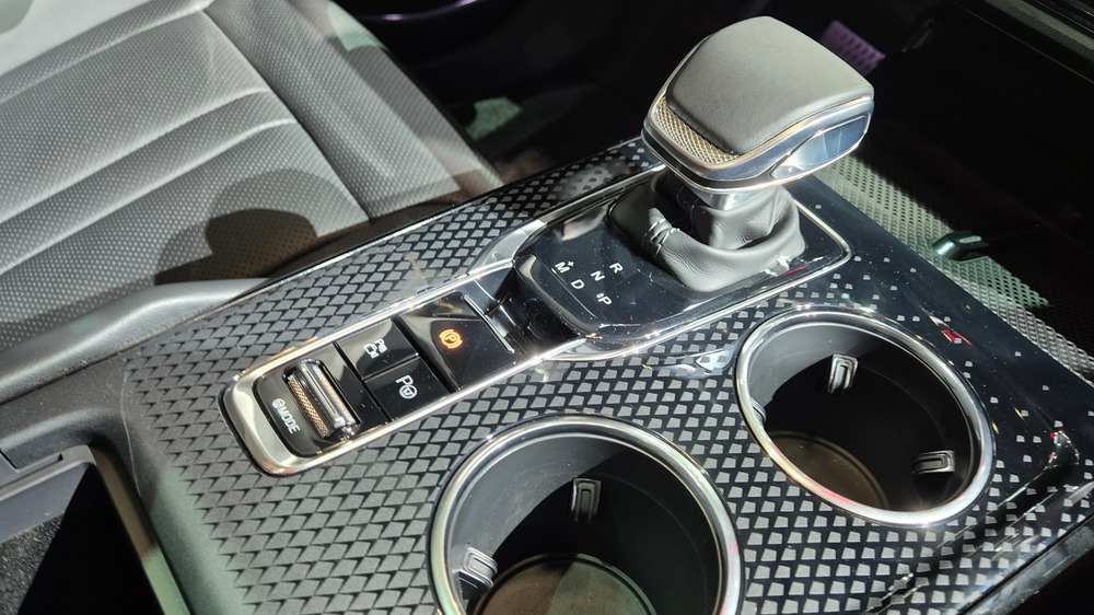 Селектор туннеля салона Hongqi HS3