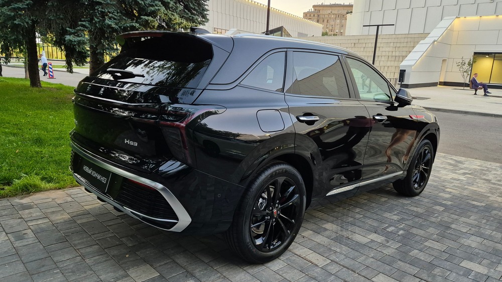 Hongqi HS3 вид сзади сбоку