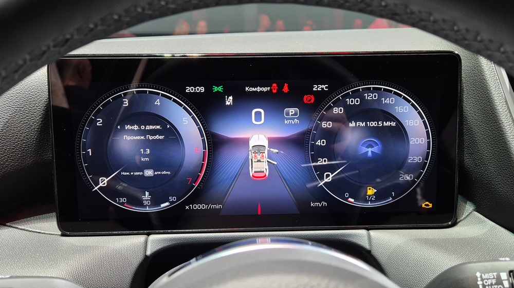 Внутренняя панель приборов Hongqi HS3