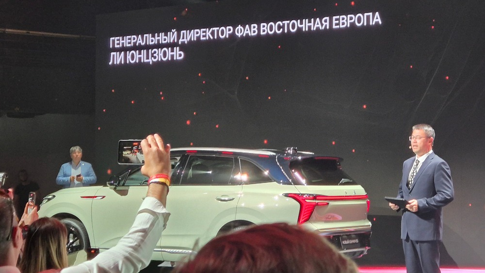 Презентация Hongqi HS3 генерального директора FAW в Восточной Европе Ли Юнцзюня