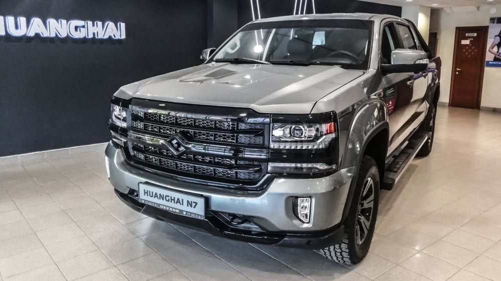 Логотип пикапа Huanghai N7 сбоку спереди