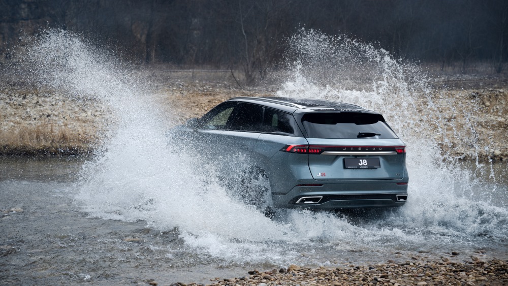 Jaecoo J8 вид сзади в динамике бездорожья