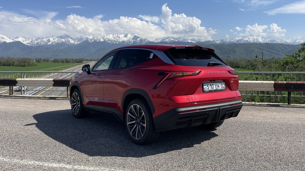 Тест-драйв Jetour Dashing в Казахстане сзади