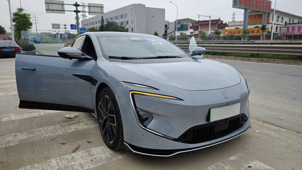 Большой тест-драйв седана Avatr 12 провели в Китае. Он может конкурировать с BMW 5 серии и Mercedes-Benz E-Class.