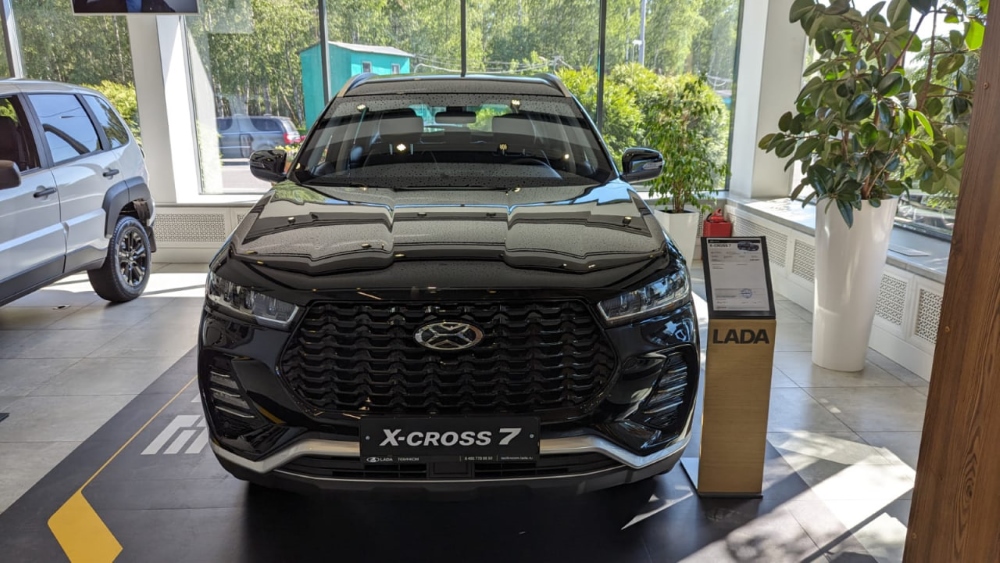 Xcite X-Cross 7, вид спереди в автосалоне дилера