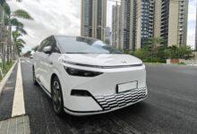 В Китае автолюбители провели большой тест-драйв минивэна Xpeng X9.