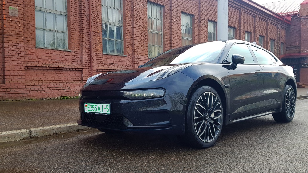 Официальный тест Zeekr 001 боковой передний в Беларуси