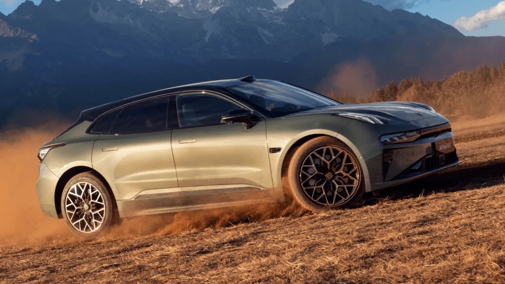 Новый электрический лифтбек Zeekr 001 вид сбоку в динамике