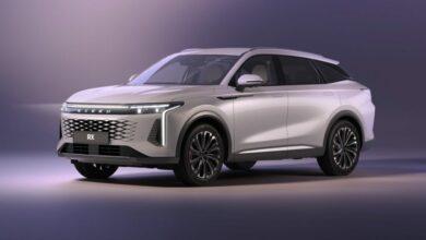 В России начались продажи новой версии кроссовера Exeed RX с автоматической трансмиссией.