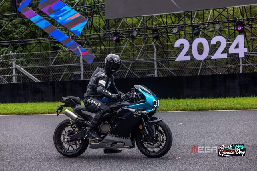 В Китае дебютировал мотоцикл CFMOTO 500SR VOOM по цене от 34 980 юаней на «CFMOTO Day»