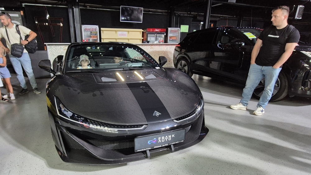 GAC Aion Hyper SSR в России на выставке с фронта