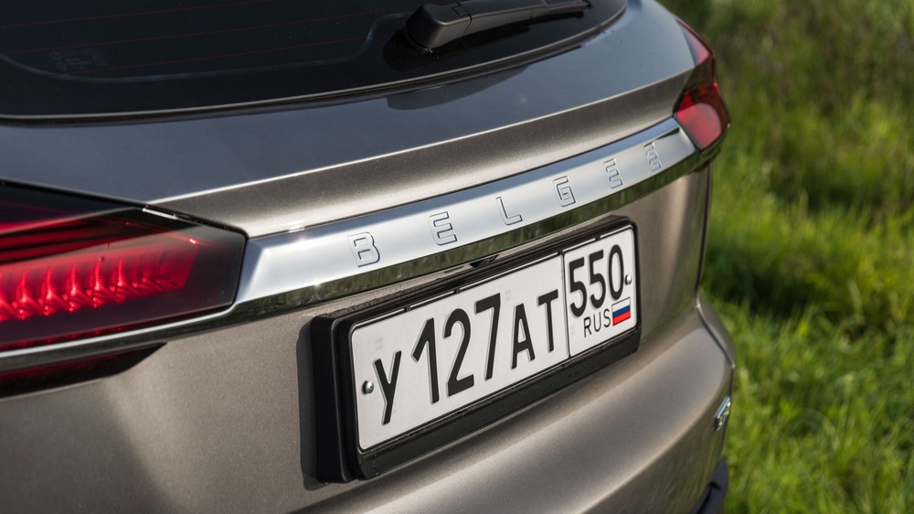 Табличка с названием Belgee X70 задние фонари