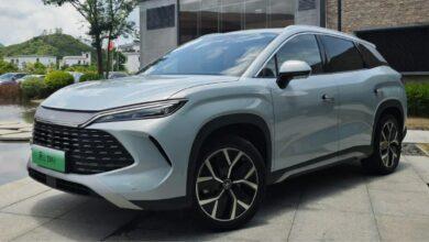 В Китае начало продаж гибридного кроссовера BYD Song L DM-i запланировано на конец июля 2024 года. В Китае начало продаж гибридного кроссовера BYD Song L DM-i запланировано на конец июля 2024 года.