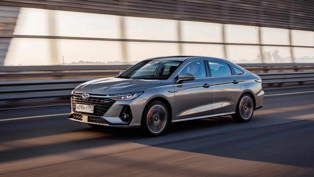 Chery Arrizo 8 седан вид спереди сбоку в динамике