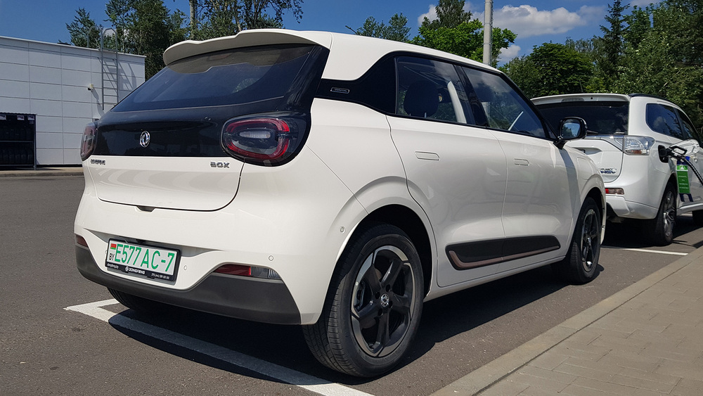 Dongfeng Box сбоку сзади в белорусском электромобиле