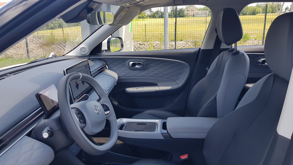 Dongfeng Box в Беларуси электромобиль интерьер салон первый ряд сидений