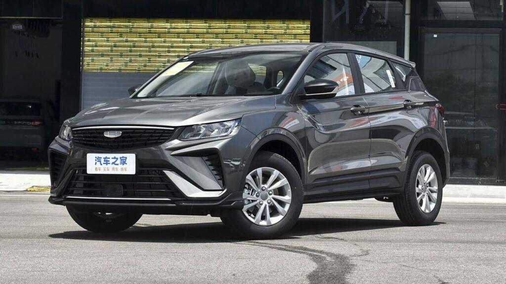 В Китае вышла новая версия Geely Coolray без турбомотора и роботизированной трансмиссии.