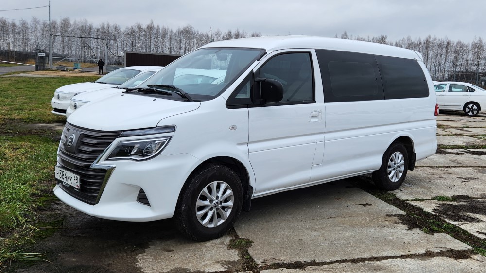 Минивэн Evolute i-Van, вид спереди сбоку