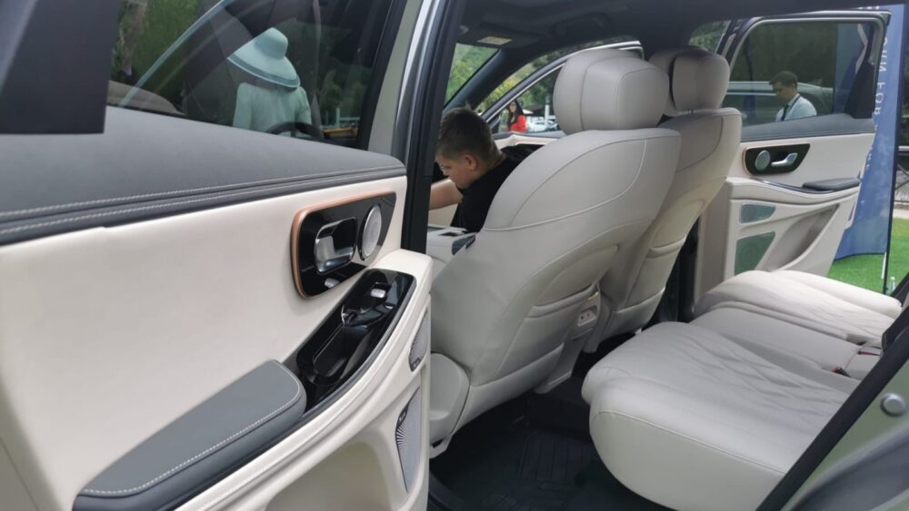 обновленный новый салон Exeed VX FL второй ряд сидений