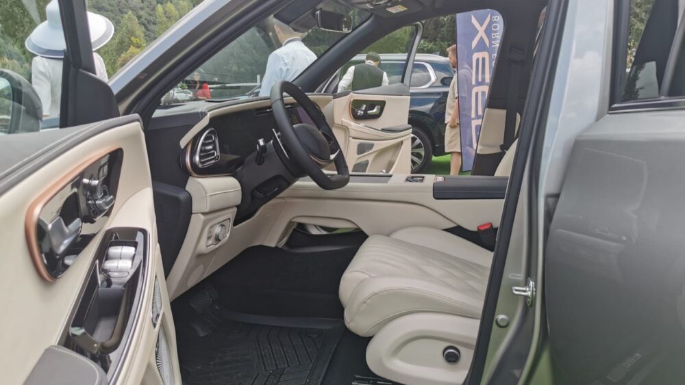 обновленный новый салон Exeed VX FL первый ряд сидений