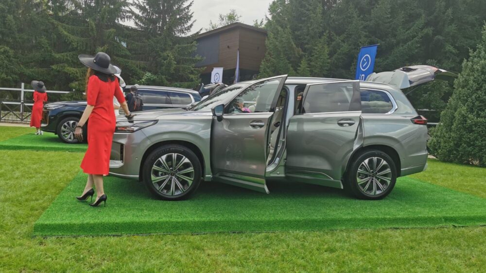 обновленная новая презентация Exeed VX FL сбоку в Казахстане