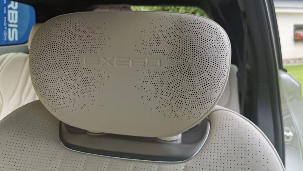 обновлены новые динамики в подголовниках салона Exeed VX FL