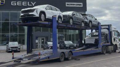 В России полноприводные кроссоверы Geely Atlas бесперебойно доставляются в дилерские центры. В России полноприводные кроссоверы Geely Atlas бесперебойно доставляются в дилерские центры.