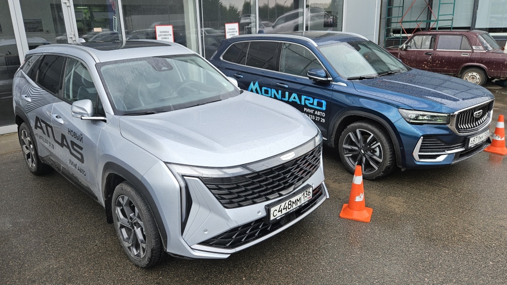 Geely Atlas AWD передний боковой тест у дилера Monjaro