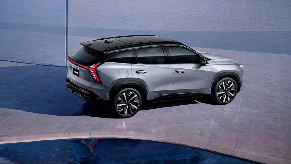 Кроссовер Geely Atlas вид сбоку сзади сверху в Казахстане