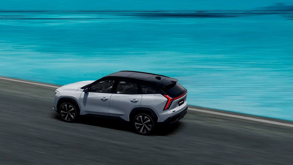 Geely Atlas кроссовер боковая задняя верхняя часть в Казахстане