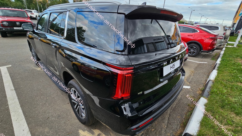 Внедорожник Haval H5 в автосалоне в Москве вид сзади сбоку