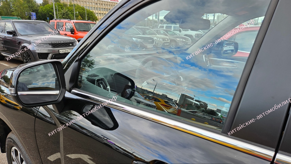 Внедорожник Haval H5 в автосалоне в Москве салон шпиона