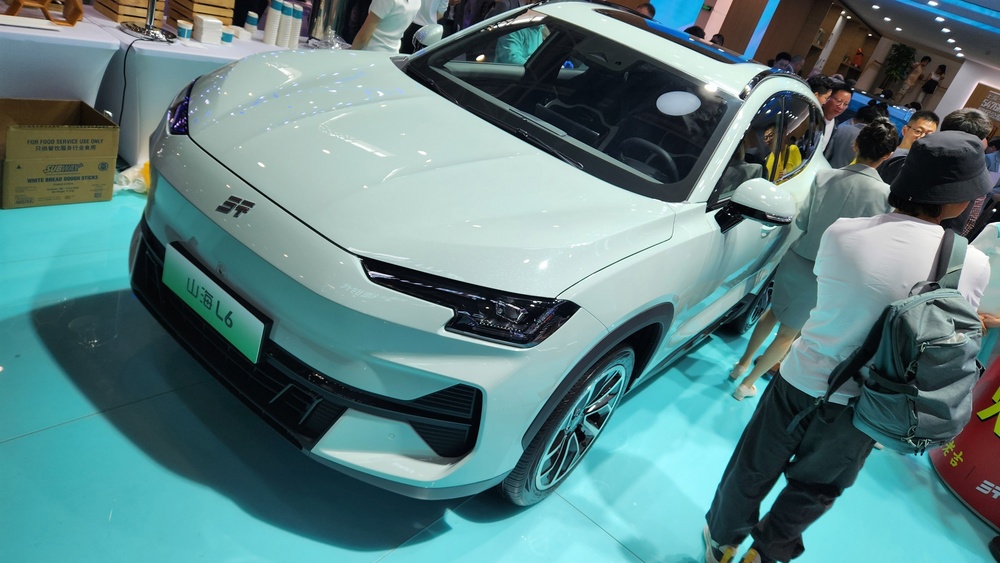Jetour на Пекинском автосалоне Шанхай L6 презентация сбоку спереди