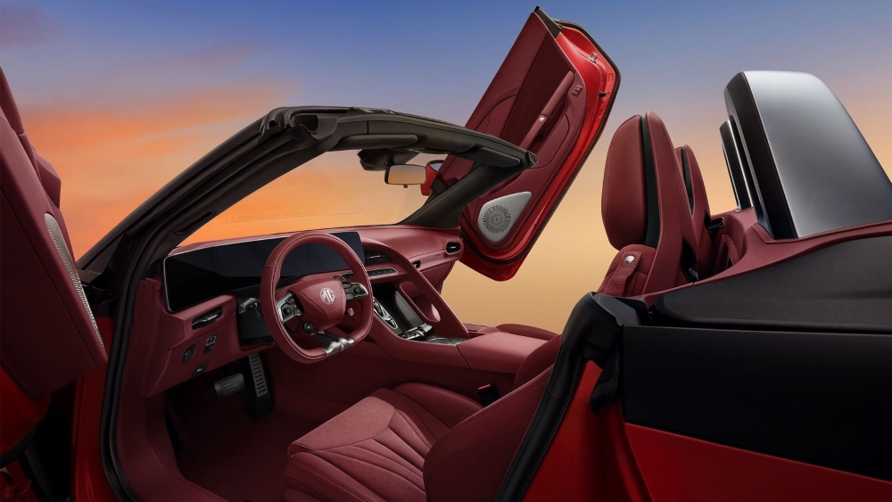 Электрический родстер MG Cyberster Scissor Doors Салон Интерьер