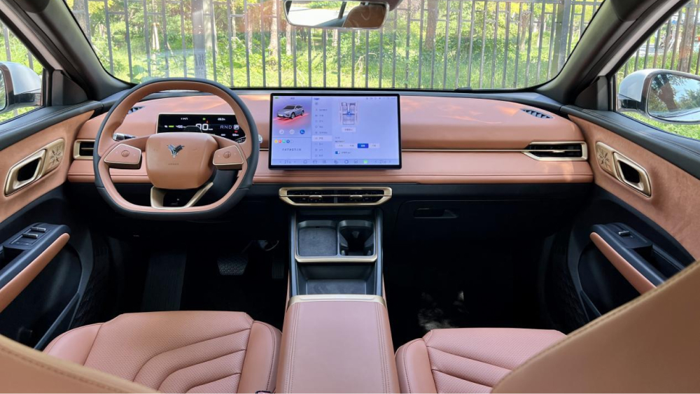 кроссовер hozon auto neta x интерьер коричневый