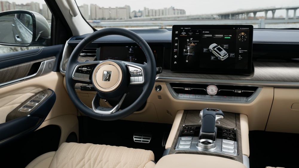 Салон Tank 500, интерьер, первый ряд