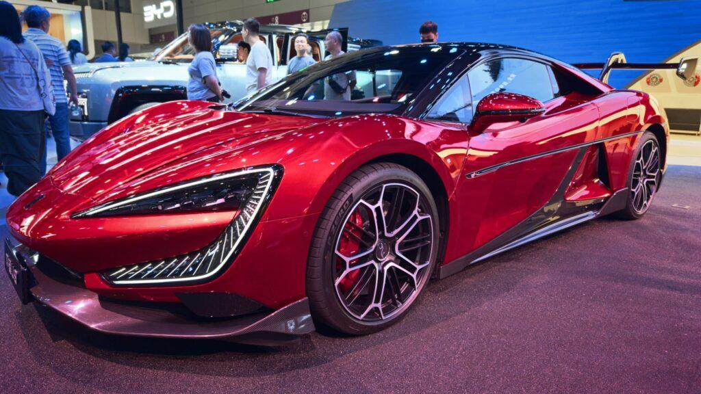 В Китае поставки долгожданного суперкара YangWang U9 от BYD начнутся в августе 2024 года.