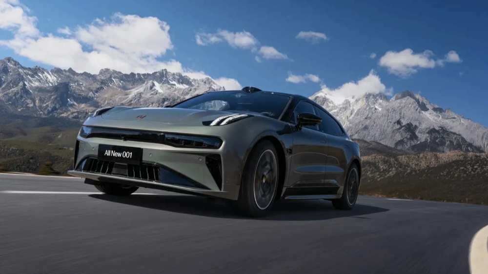 Новый электрический лифтбэк Zeekr 001 Боковая передняя часть