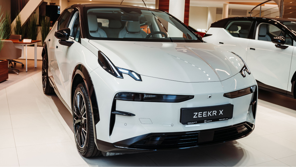 кроссовер zeekr x передний сайд белый Atlant M