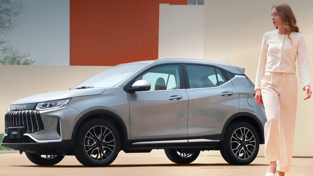 Jetour X50 вид сбоку спереди девушка