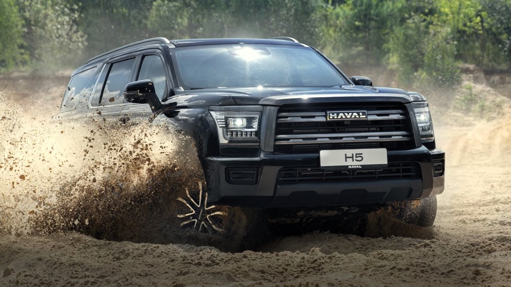 Внедорожник Haval H5 вид сбоку спереди в динамике