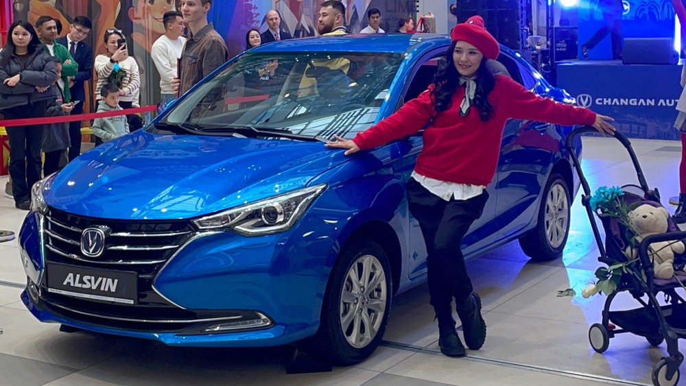 Передняя часть седана Changan Alsvin на презентации в Казахстане