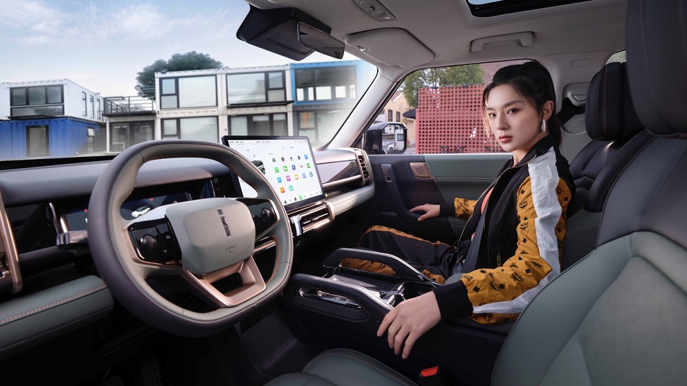 Chery iCar 03 интерьер салона первый ряд девушка