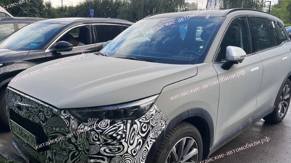 Кроссовер Chery Tiggo 8L в России вид сбоку спереди