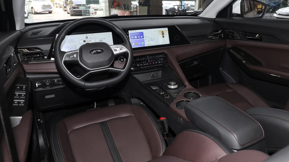 Интерьер JAC X8 Plus