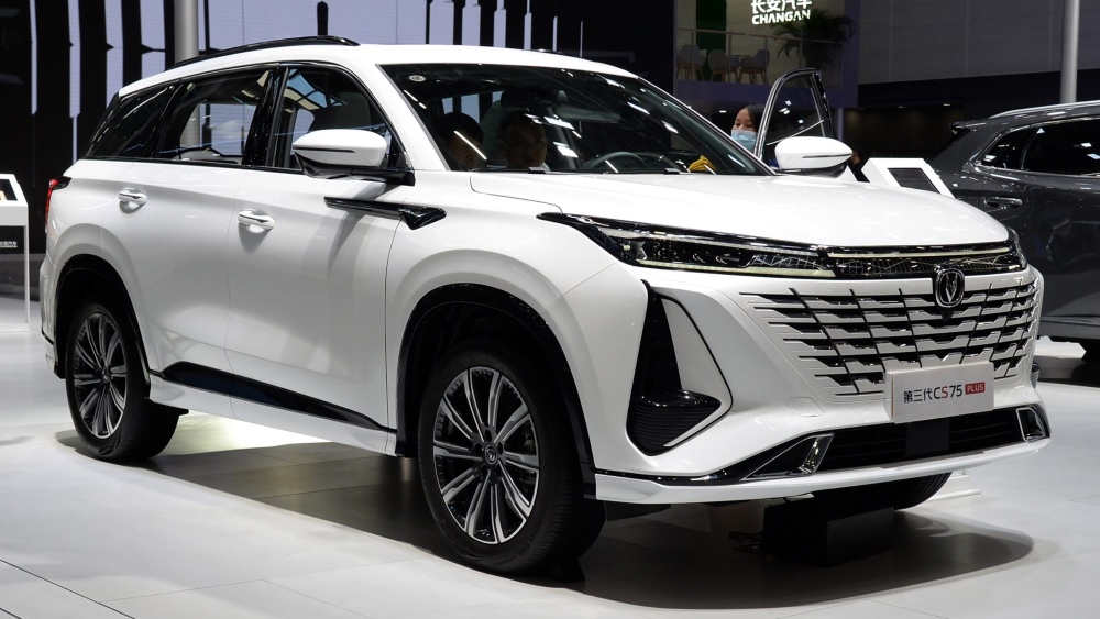 Changan CS75 Plus третьего поколения, вид спереди сбоку