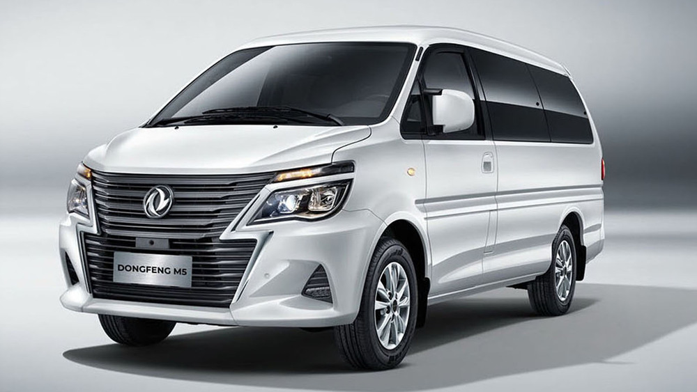 Микроавтобус Dongfeng M5, вид сбоку спереди