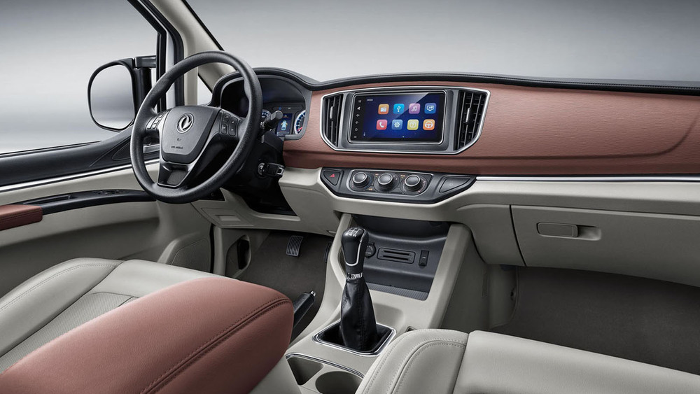 Интерьер салона Dongfeng M5