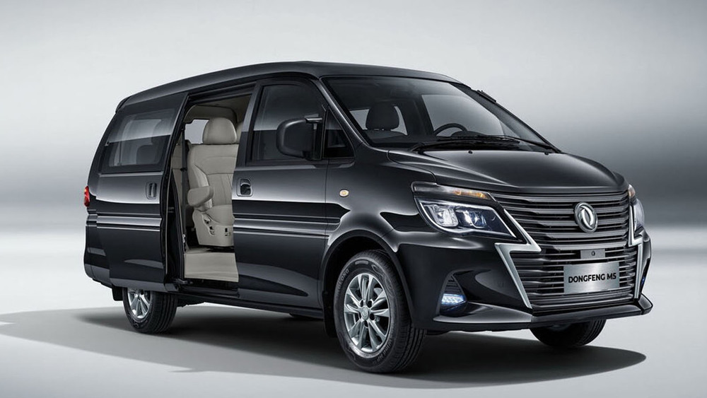 Боковая раздвижная дверь микроавтобуса Dongfeng M5 спереди