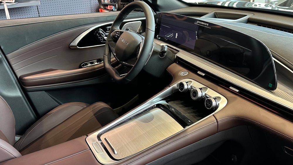 Рестайлинговый кроссовер Exeed TXL в дилерском центре